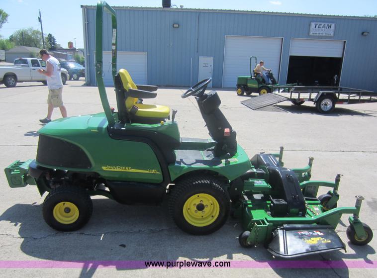 image for item V9035 2004 John Deere 1445 lawn mower