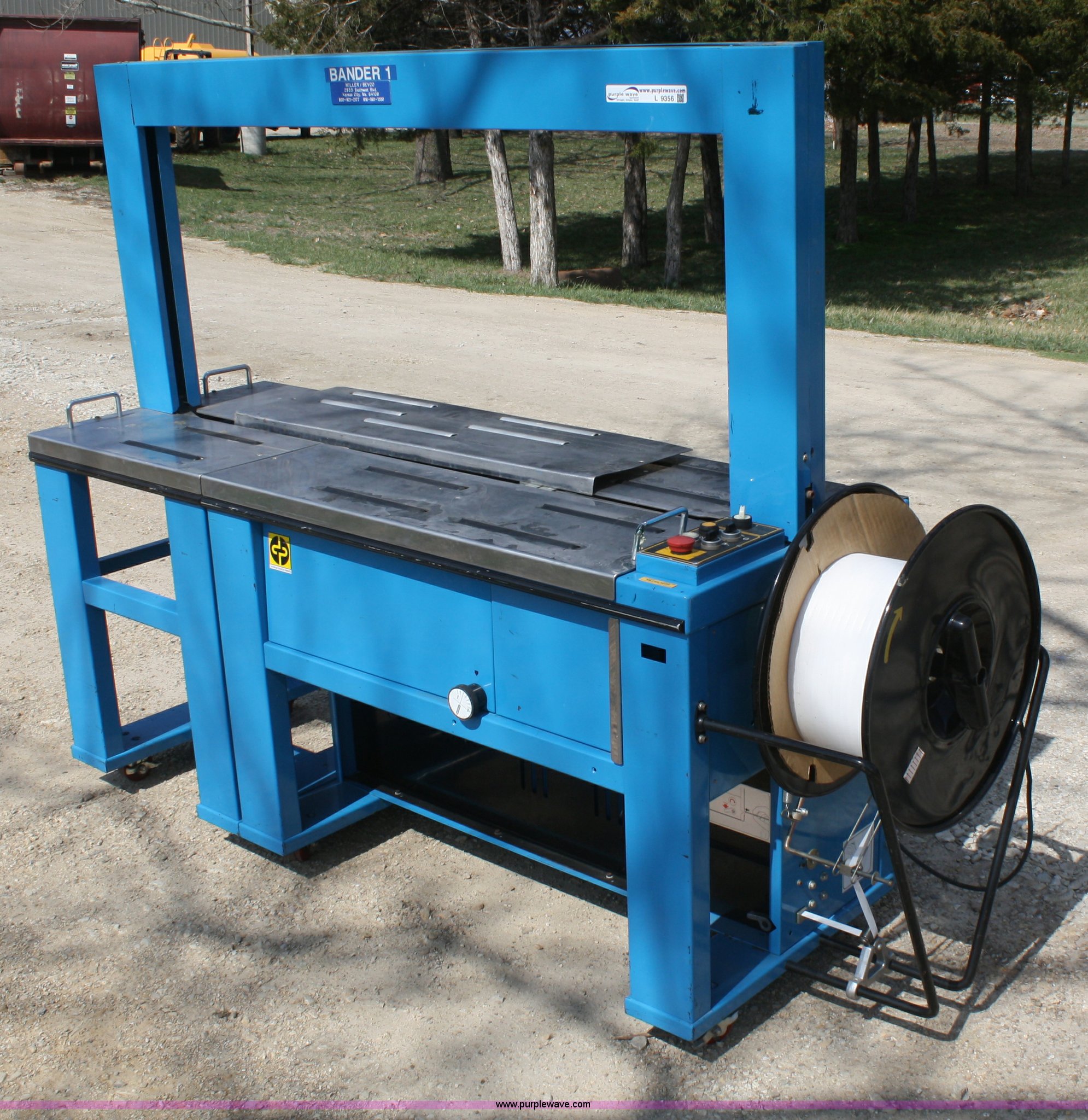 Joinpack strapping machine in Lawrence, KS Item L9356 sold Purple Wave