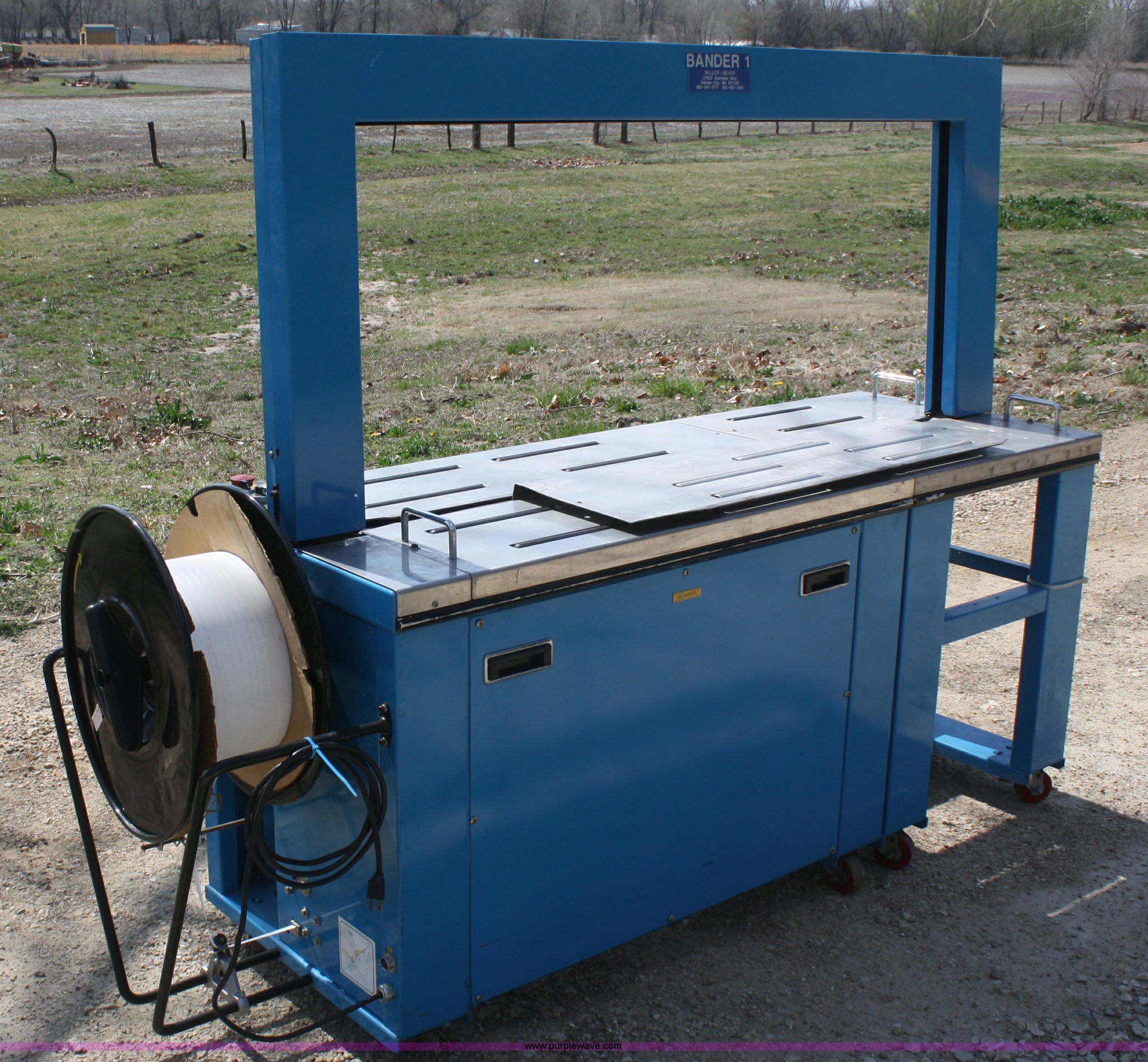 Joinpack strapping machine in Lawrence, KS Item L9356 sold Purple Wave