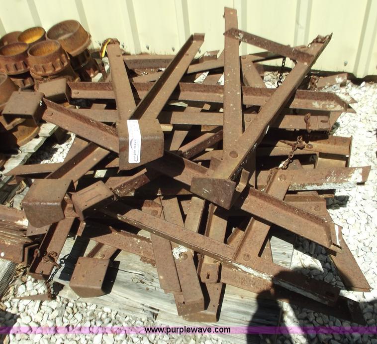 image for item B9177 Approximately 20 Mod-U-Form scaffold brackets