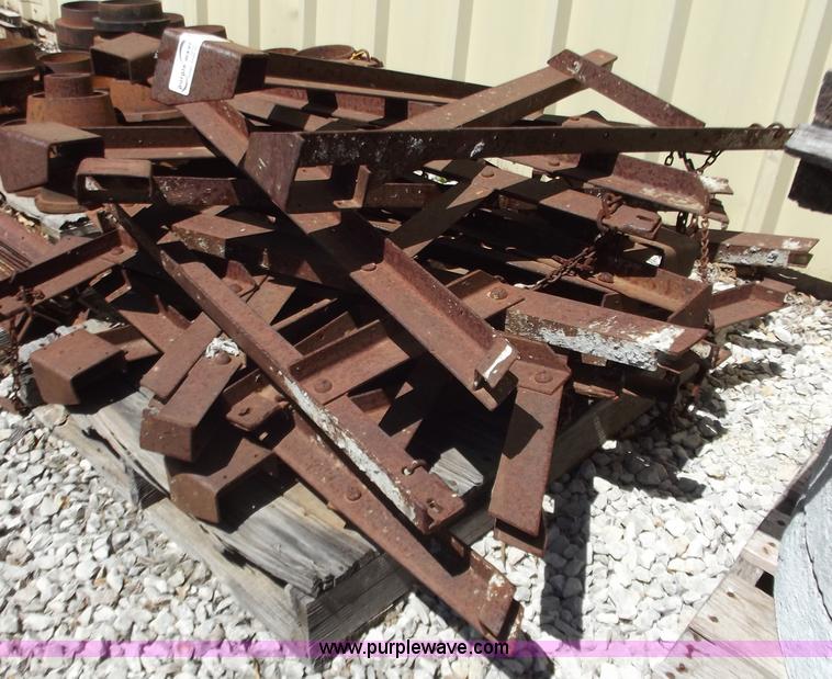 image for item B9177 Approximately 20 Mod-U-Form scaffold brackets