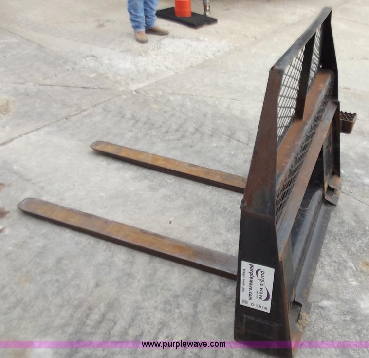 image for item D3818 Caterpillar skid steer pallet forks