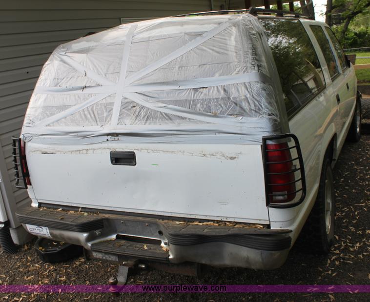 image for item B8743 1995 GMC Suburban K1500 SUV