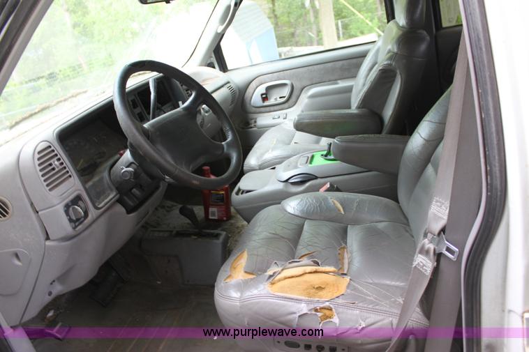 image for item B8743 1995 GMC Suburban K1500 SUV