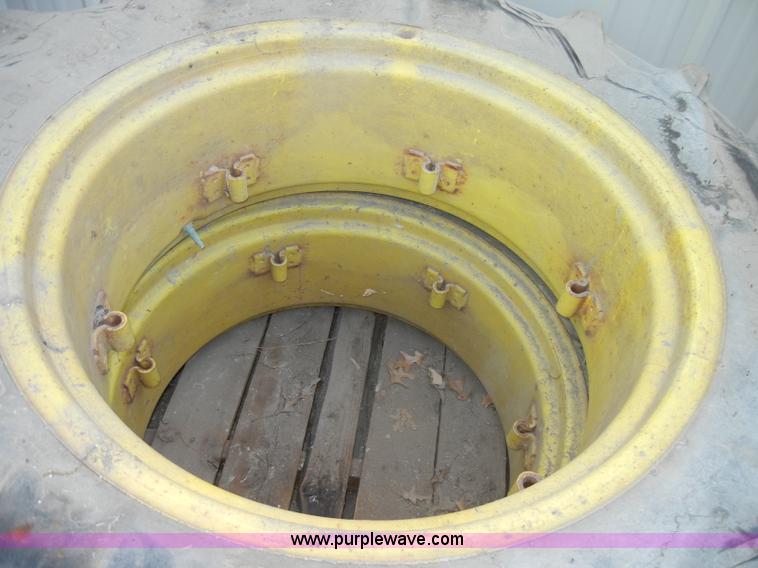 image for item C4261 1984 John Deere 1050 tractor