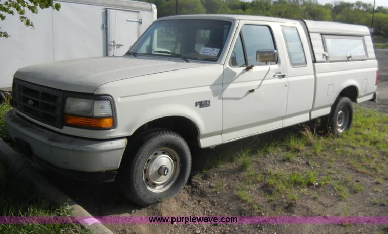 image for item C4262 1994 Ford F150 XL SuperCab pickup truck