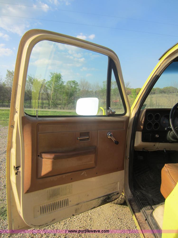 image for item C5424 1989 Chevrolet V3500 fire truck