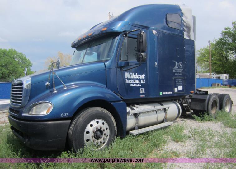 image for item C5425 2004 Freightliner Columbia semi truck