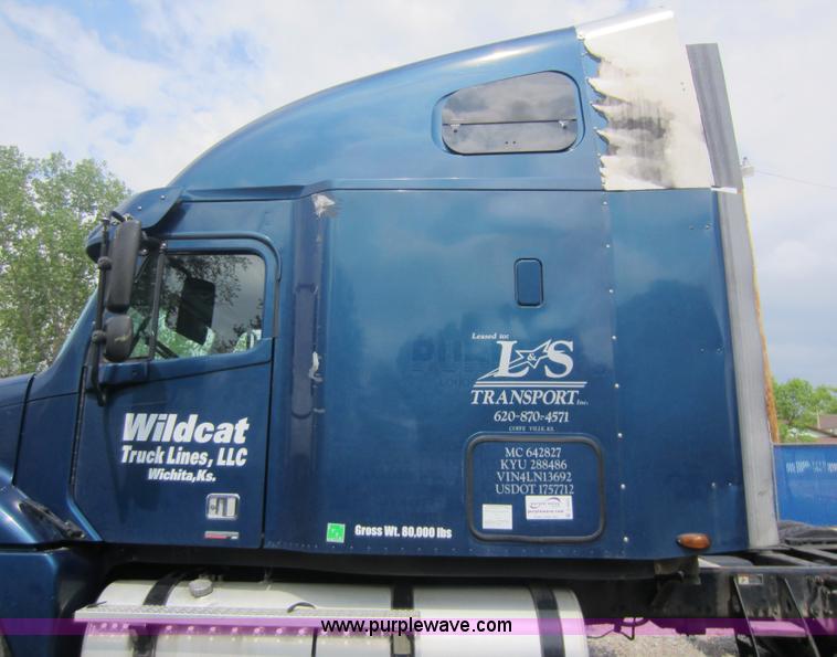 image for item C5425 2004 Freightliner Columbia semi truck
