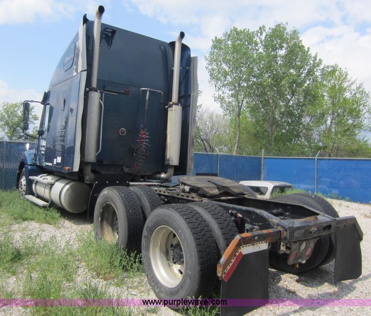 image for item C5425 2004 Freightliner Columbia semi truck