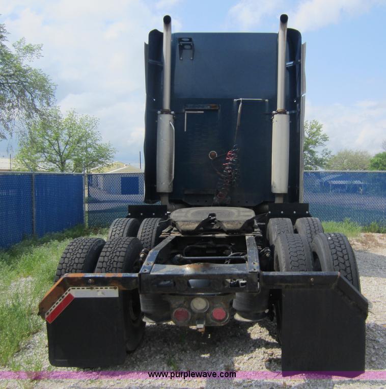 image for item C5425 2004 Freightliner Columbia semi truck