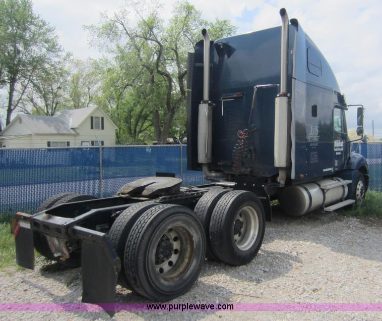 image for item C5425 2004 Freightliner Columbia semi truck