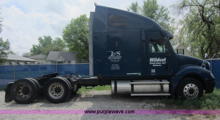 image for item C5425 2004 Freightliner Columbia semi truck