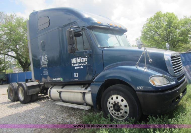 image for item C5425 2004 Freightliner Columbia semi truck