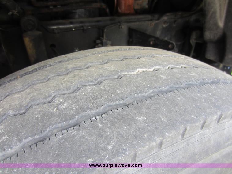 image for item C5425 2004 Freightliner Columbia semi truck