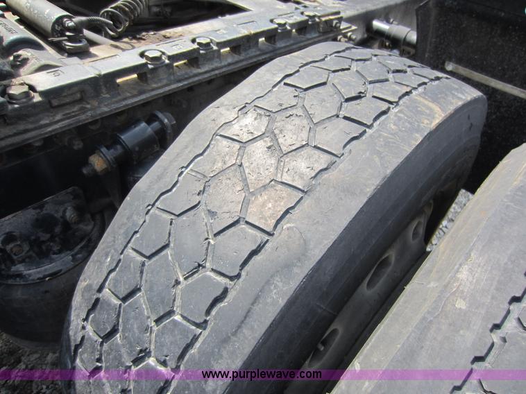 image for item C5425 2004 Freightliner Columbia semi truck