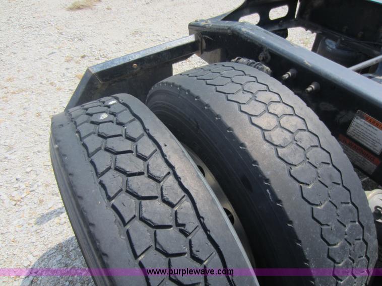 image for item C5425 2004 Freightliner Columbia semi truck