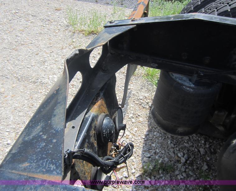 image for item C5425 2004 Freightliner Columbia semi truck