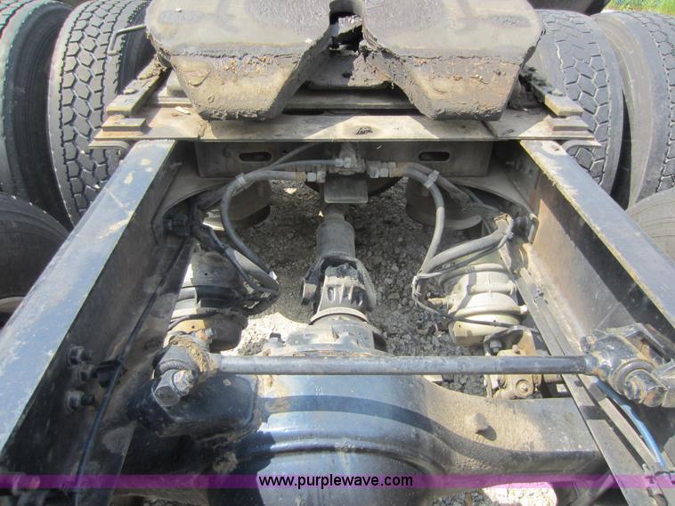 image for item C5425 2004 Freightliner Columbia semi truck