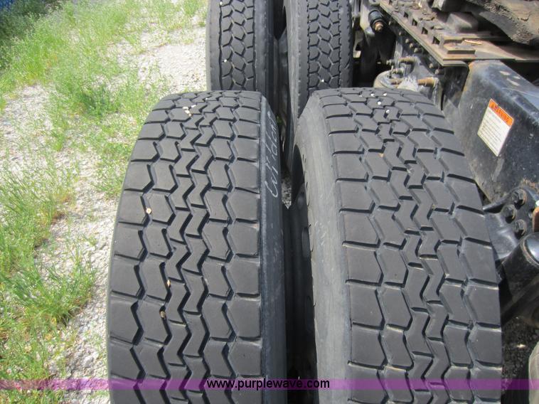 image for item C5425 2004 Freightliner Columbia semi truck