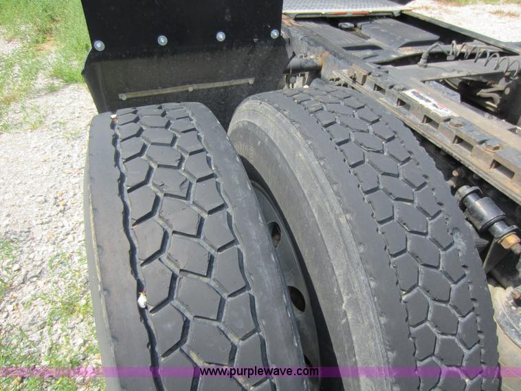 image for item C5425 2004 Freightliner Columbia semi truck