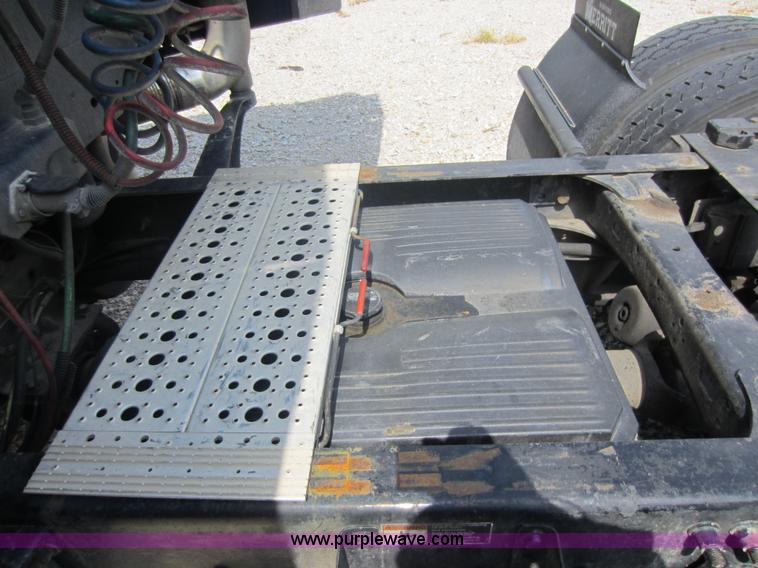 image for item C5425 2004 Freightliner Columbia semi truck