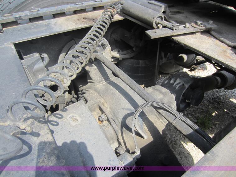 image for item C5425 2004 Freightliner Columbia semi truck