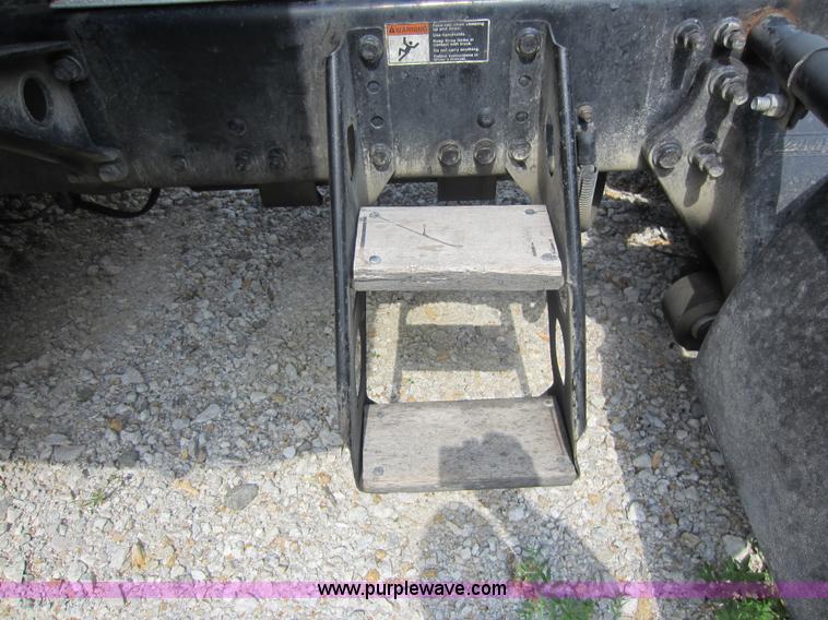 image for item C5425 2004 Freightliner Columbia semi truck