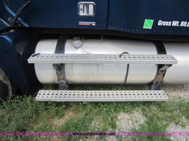 image for item C5425 2004 Freightliner Columbia semi truck