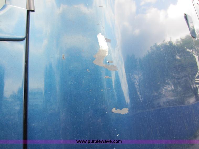 image for item C5425 2004 Freightliner Columbia semi truck