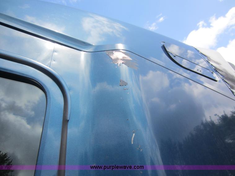 image for item C5425 2004 Freightliner Columbia semi truck