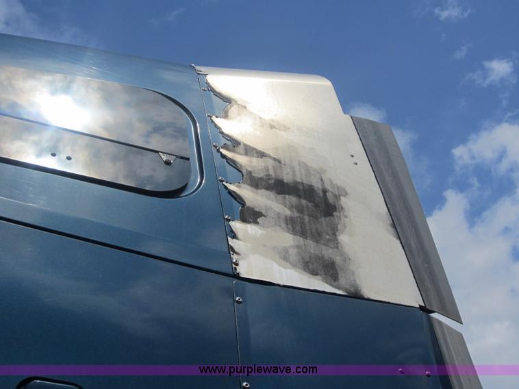image for item C5425 2004 Freightliner Columbia semi truck
