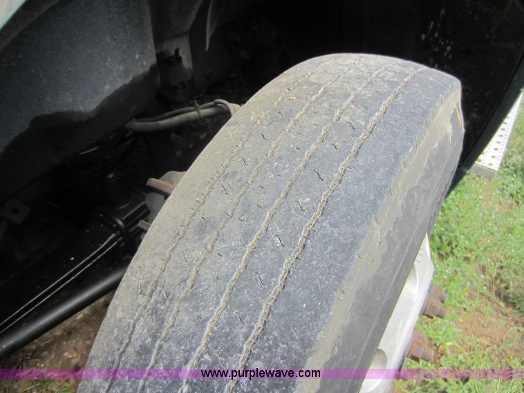 image for item C5425 2004 Freightliner Columbia semi truck