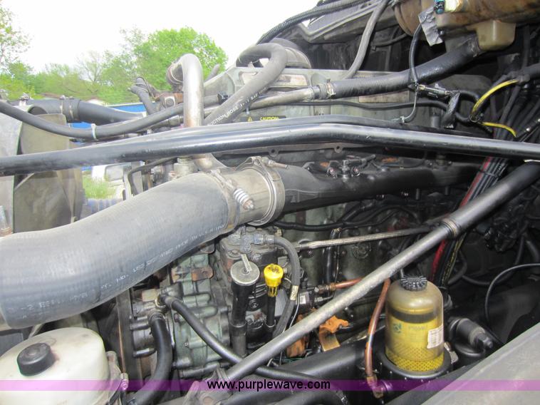 image for item C5425 2004 Freightliner Columbia semi truck