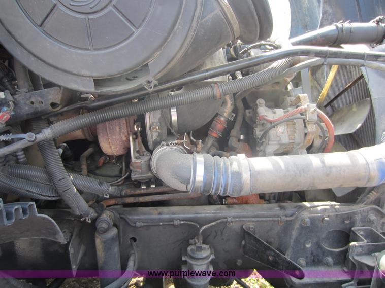 image for item C5425 2004 Freightliner Columbia semi truck