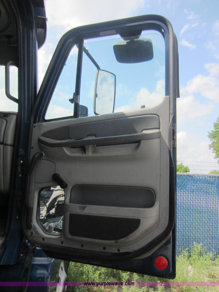 image for item C5425 2004 Freightliner Columbia semi truck