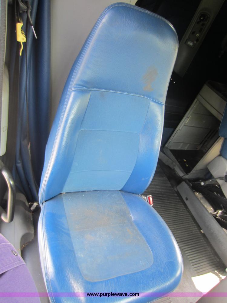 image for item C5425 2004 Freightliner Columbia semi truck