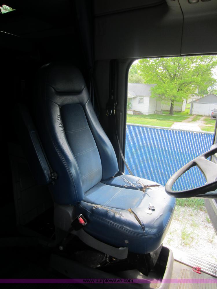 image for item C5425 2004 Freightliner Columbia semi truck