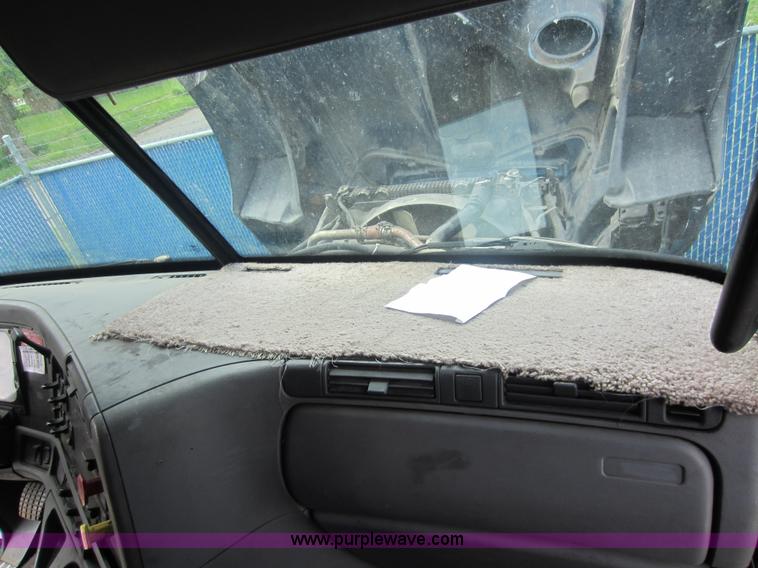 image for item C5425 2004 Freightliner Columbia semi truck