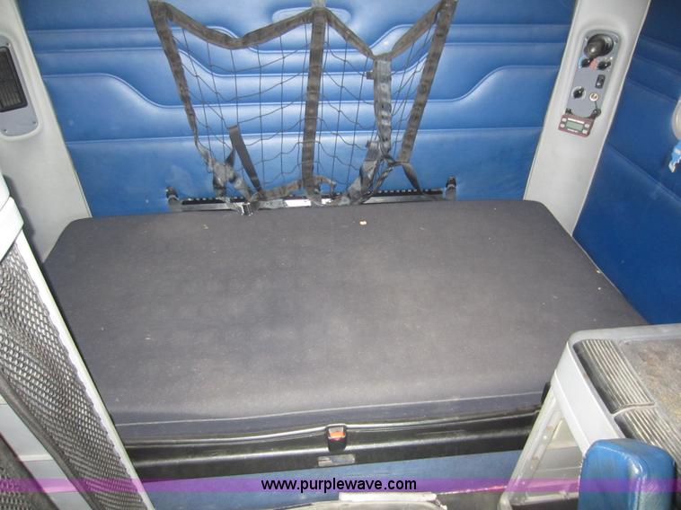 image for item C5425 2004 Freightliner Columbia semi truck