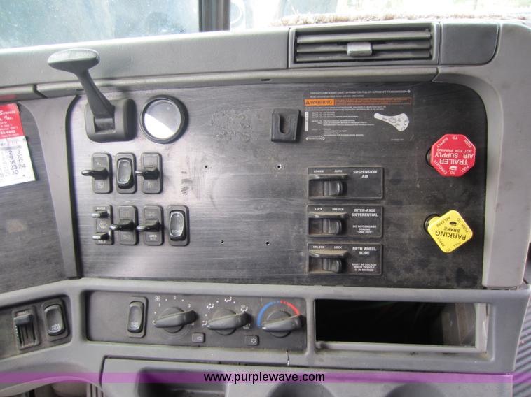 image for item C5425 2004 Freightliner Columbia semi truck