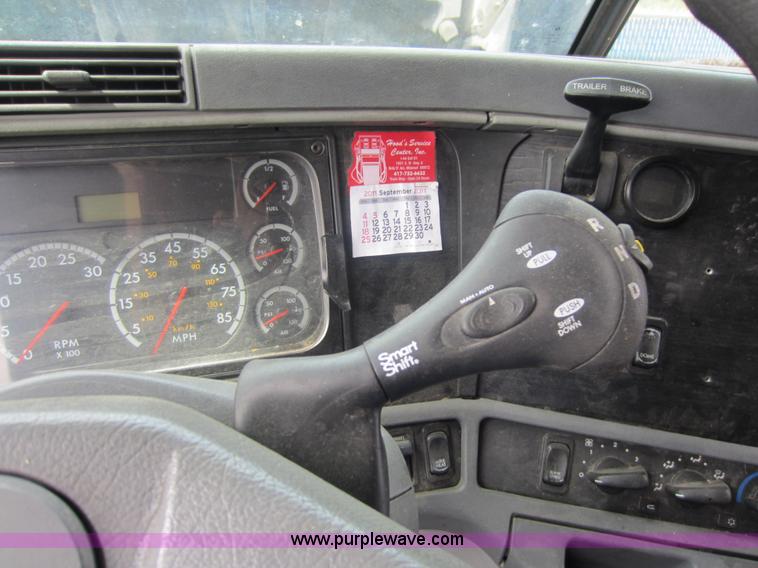 image for item C5425 2004 Freightliner Columbia semi truck