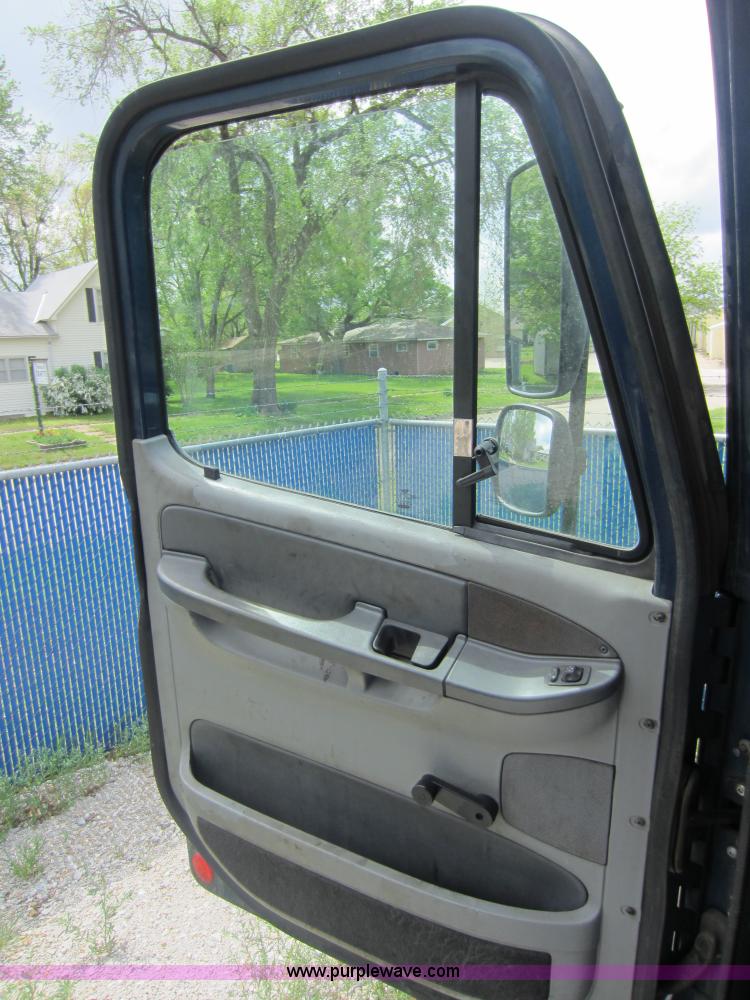 image for item C5425 2004 Freightliner Columbia semi truck