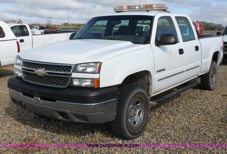 image for item D7549 2005 Chevrolet Silverado K2500HD LS crew cab pickup truck
