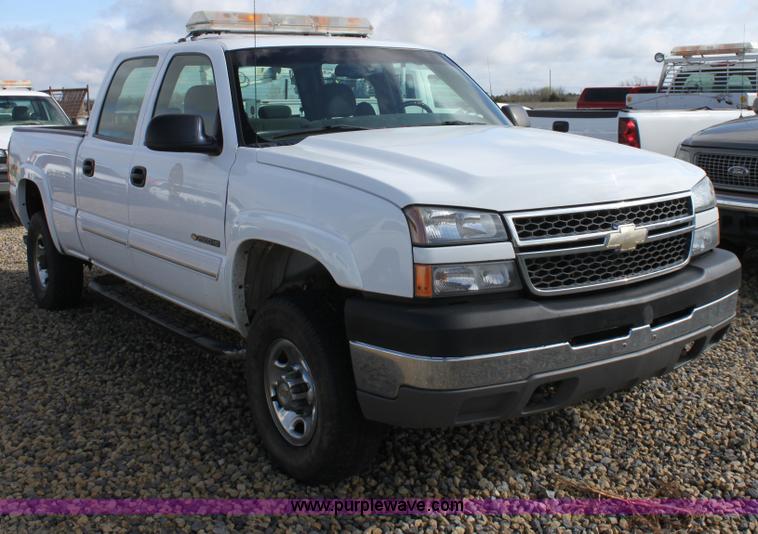 image for item D7549 2005 Chevrolet Silverado K2500HD LS crew cab pickup truck