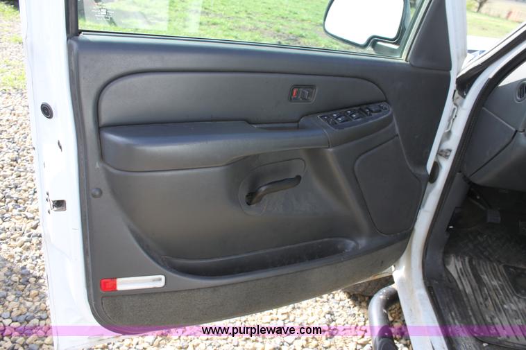 image for item D7549 2005 Chevrolet Silverado K2500HD LS crew cab pickup truck