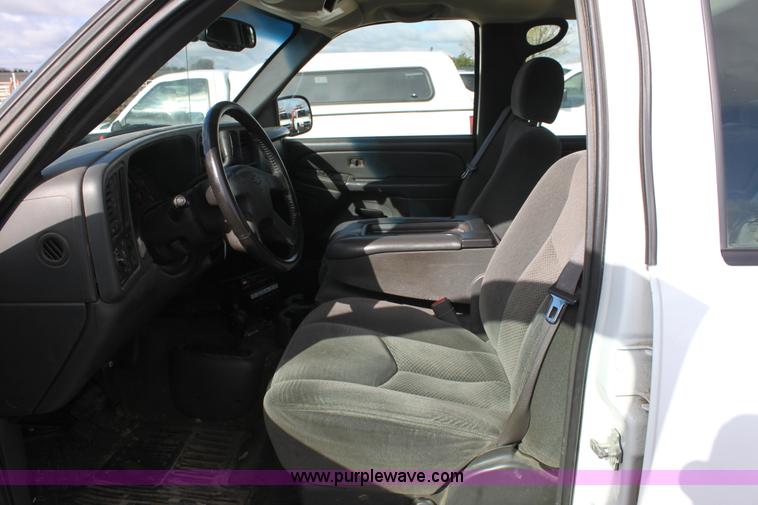 image for item D7549 2005 Chevrolet Silverado K2500HD LS crew cab pickup truck