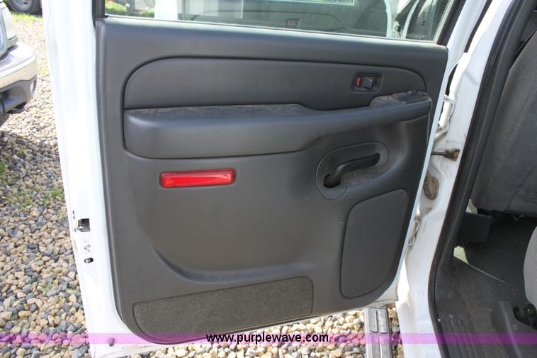 image for item D7549 2005 Chevrolet Silverado K2500HD LS crew cab pickup truck