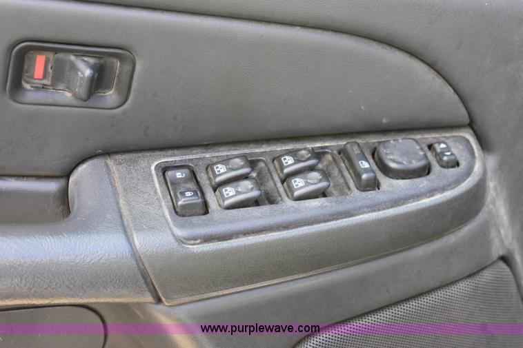 image for item D7549 2005 Chevrolet Silverado K2500HD LS crew cab pickup truck