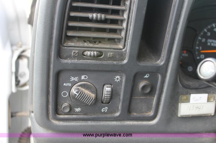 image for item D7549 2005 Chevrolet Silverado K2500HD LS crew cab pickup truck